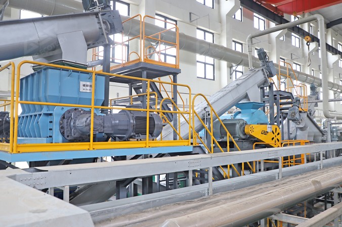 Triturador de eixo duplo para o projeto de reciclagem de resíduos alimentares em Henan, China
