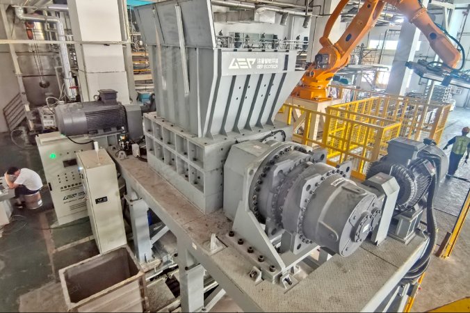 Triturador de eixo duplo utilizado no projeto da linha de produção de CuO em Guangdong, China